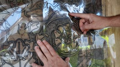 Odręczne zdejmowanie rysunku z zachowanych fragment&oacute;w sgraffita. Astralon przykładano do zniszczonej sceny i markerem rysowano zachowane elementy kompozycji (ul. Sobieskiego 5). Fot. ze zbior&oacute;w autorki